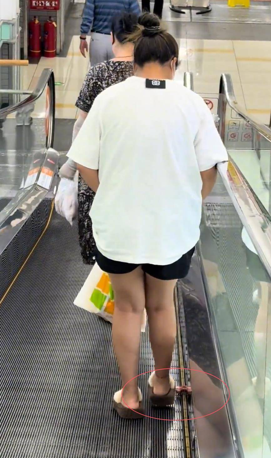 女子超市偷排骨从短裤掉到扶梯上?网友以为掉的是百元钞票,官方:已接到报案,正核查
