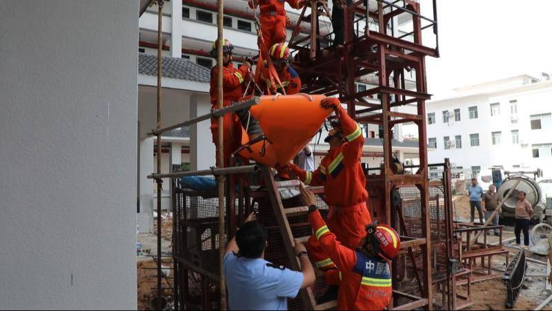 江西赣州：工人拆卸脚手架跌落被困 消防紧急救援