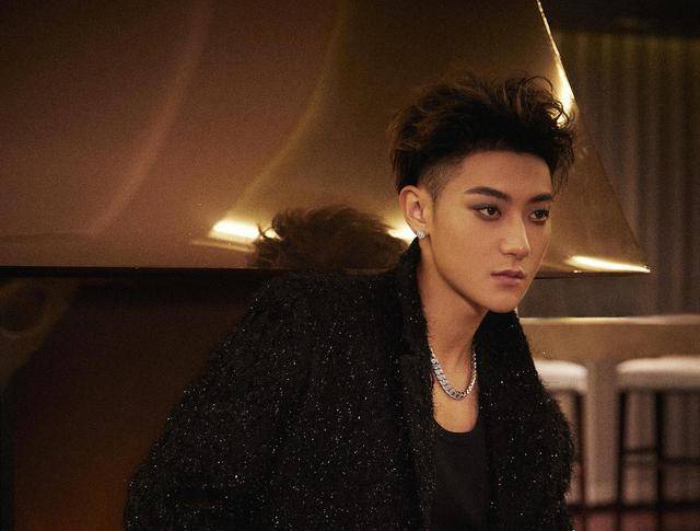 艺人黄子韬“朵薇”卫生巾被指现黑色异物，品牌方回应