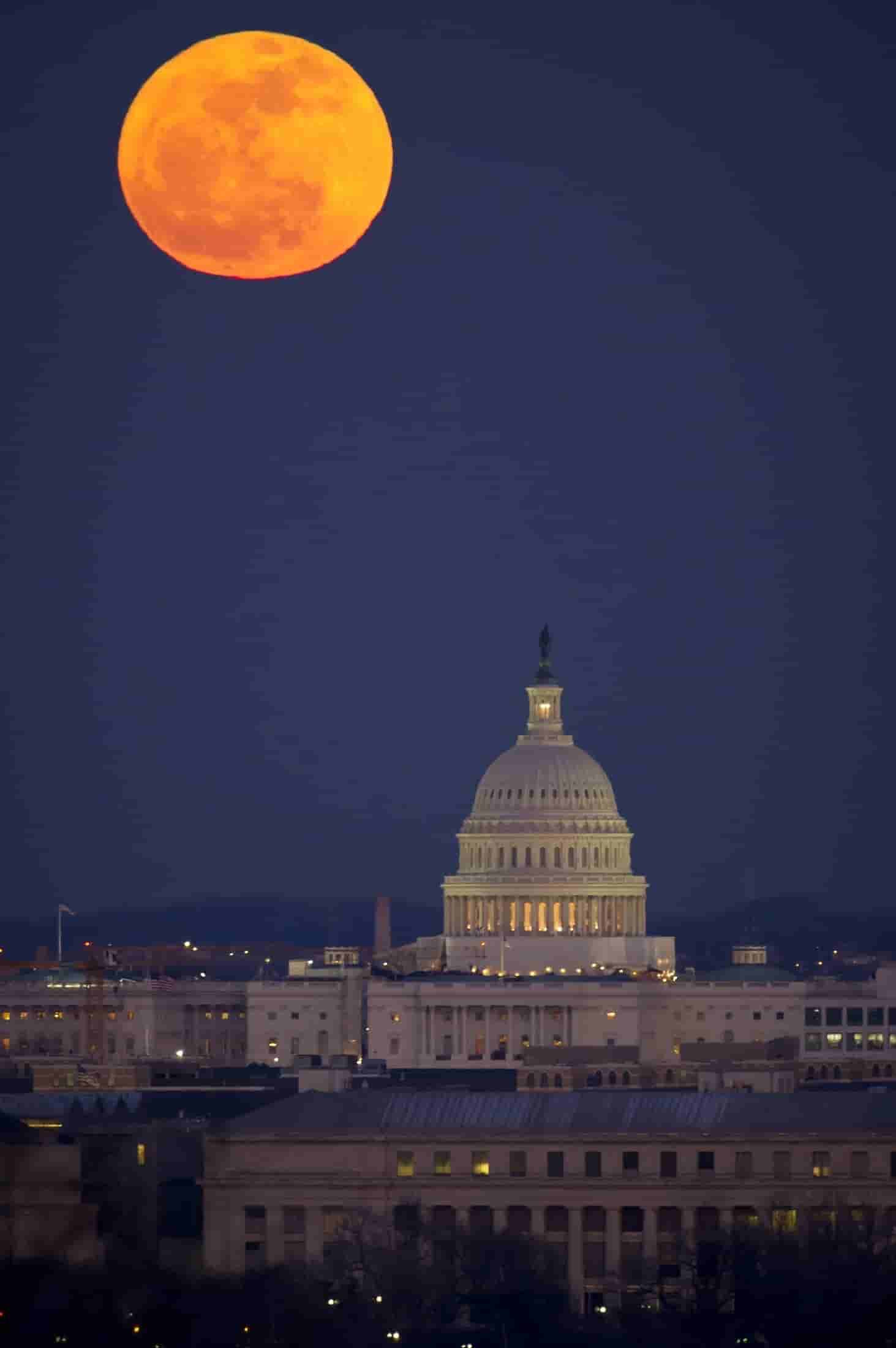 《月圆之夜》：探寻神秘月光镇，揭秘开发艰辛历程