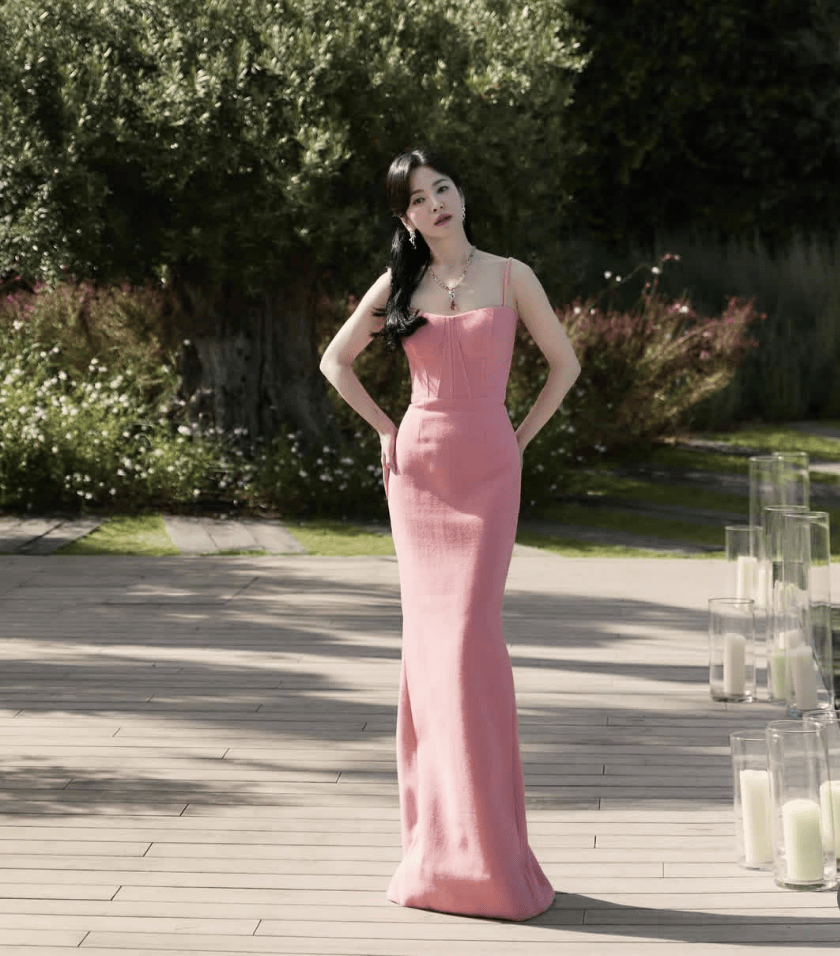 43岁宋慧乔长发回归，一袭粉色连衣裙少女感满满，梦回《太阳的后裔》姜暮烟