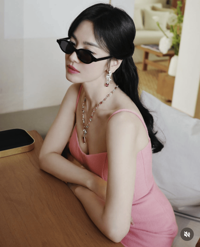 43岁宋慧乔长发回归，一袭粉色连衣裙少女感满满，梦回《太阳的后裔》姜暮烟