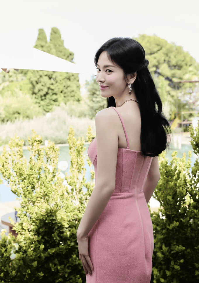 43岁宋慧乔长发回归，一袭粉色连衣裙少女感满满，梦回《太阳的后裔》姜暮烟