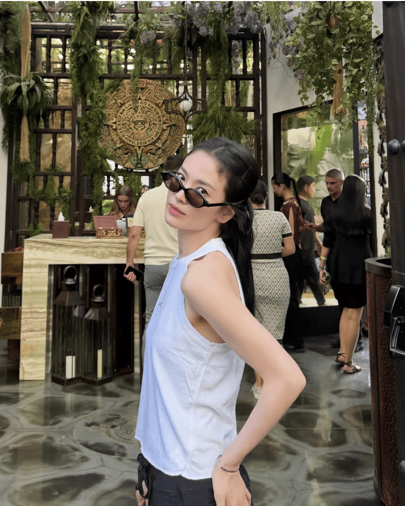 43岁宋慧乔长发回归，一袭粉色连衣裙少女感满满，梦回《太阳的后裔》姜暮烟