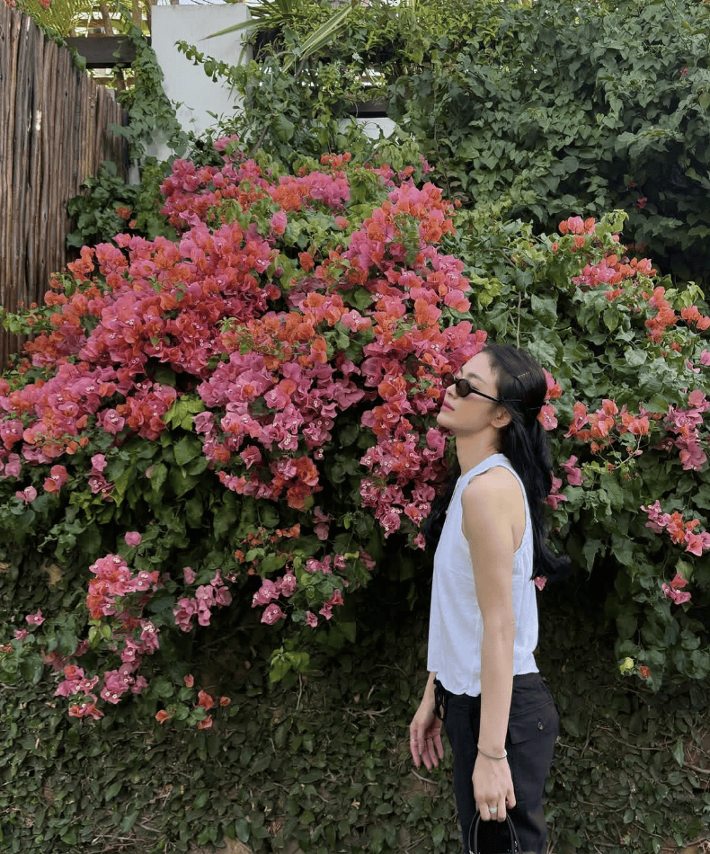 43岁宋慧乔长发回归，一袭粉色连衣裙少女感满满，梦回《太阳的后裔》姜暮烟