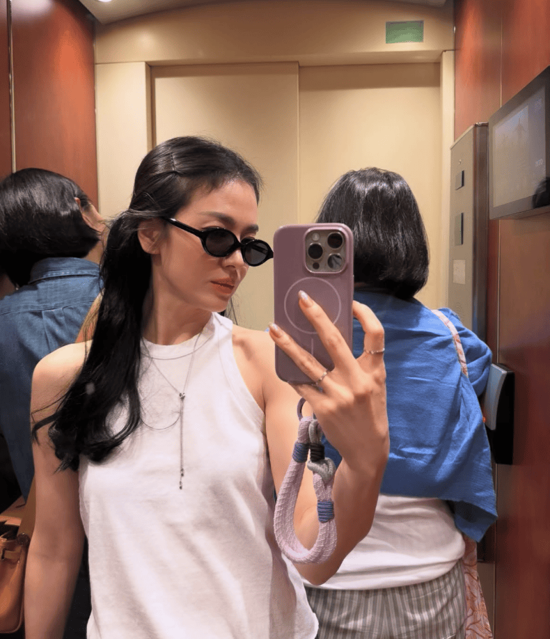 43岁宋慧乔长发回归，一袭粉色连衣裙少女感满满，梦回《太阳的后裔》姜暮烟