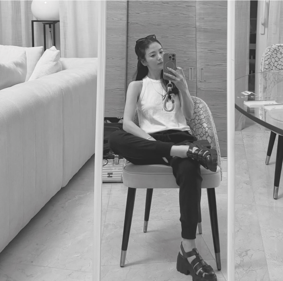 43岁宋慧乔长发回归，一袭粉色连衣裙少女感满满，梦回《太阳的后裔》姜暮烟