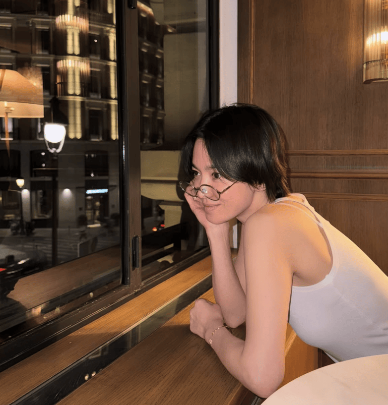 43岁宋慧乔长发回归，一袭粉色连衣裙少女感满满，梦回《太阳的后裔》姜暮烟