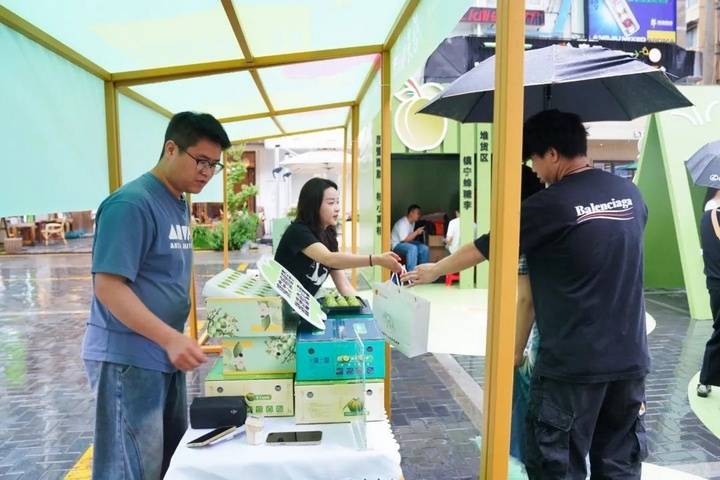 甜蜜风暴来袭!镇宁蜂糖李亮相青云路步行街