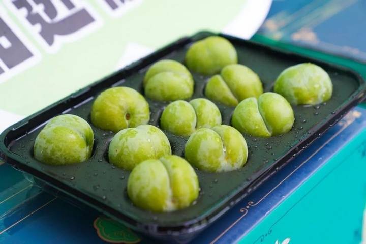 甜蜜风暴来袭!镇宁蜂糖李亮相青云路步行街