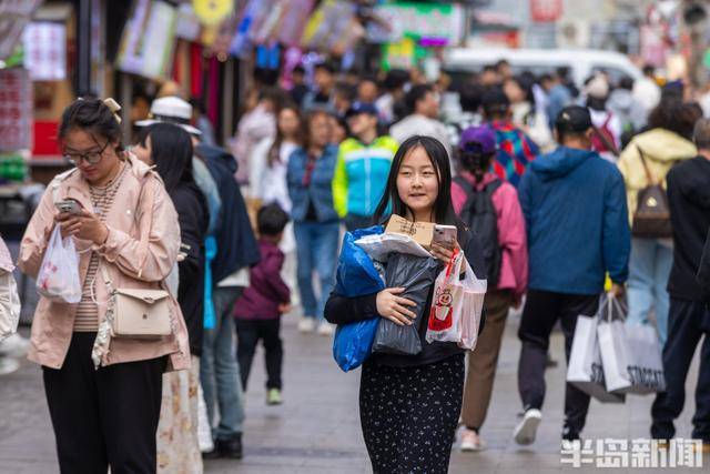 “打卡”台东步行街