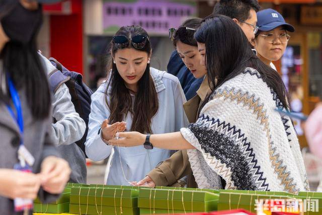 “打卡”台东步行街