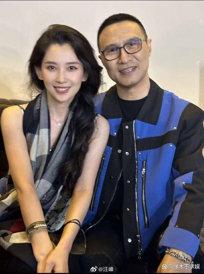 汪峰男友力爆棚！否认追求宁静，牵森林北逛街被偶遇，细节太甜了！