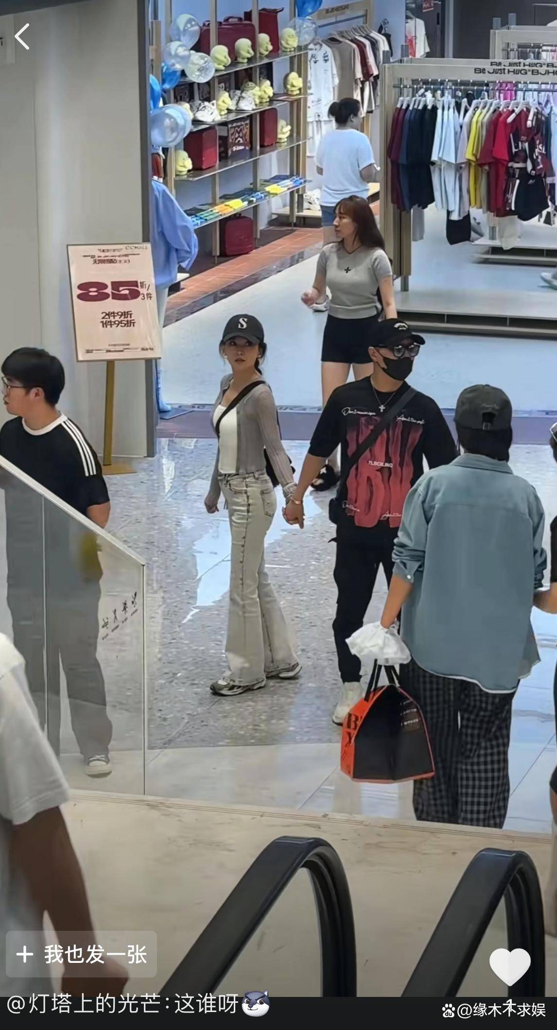 汪峰男友力爆棚！否认追求宁静，牵森林北逛街被偶遇，细节太甜了！