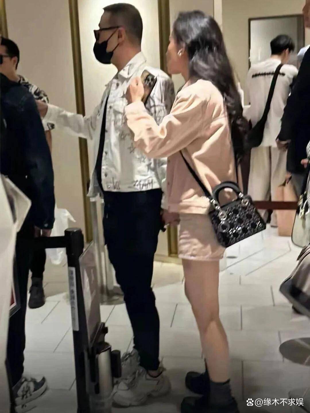 汪峰男友力爆棚！否认追求宁静，牵森林北逛街被偶遇，细节太甜了！