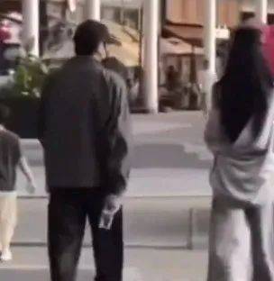 网友韩国街头偶遇王勉和美女逛街引发恋情猜测，登上热搜！陈赫评论区贴脸开大：你和谁逛街？我也想知道