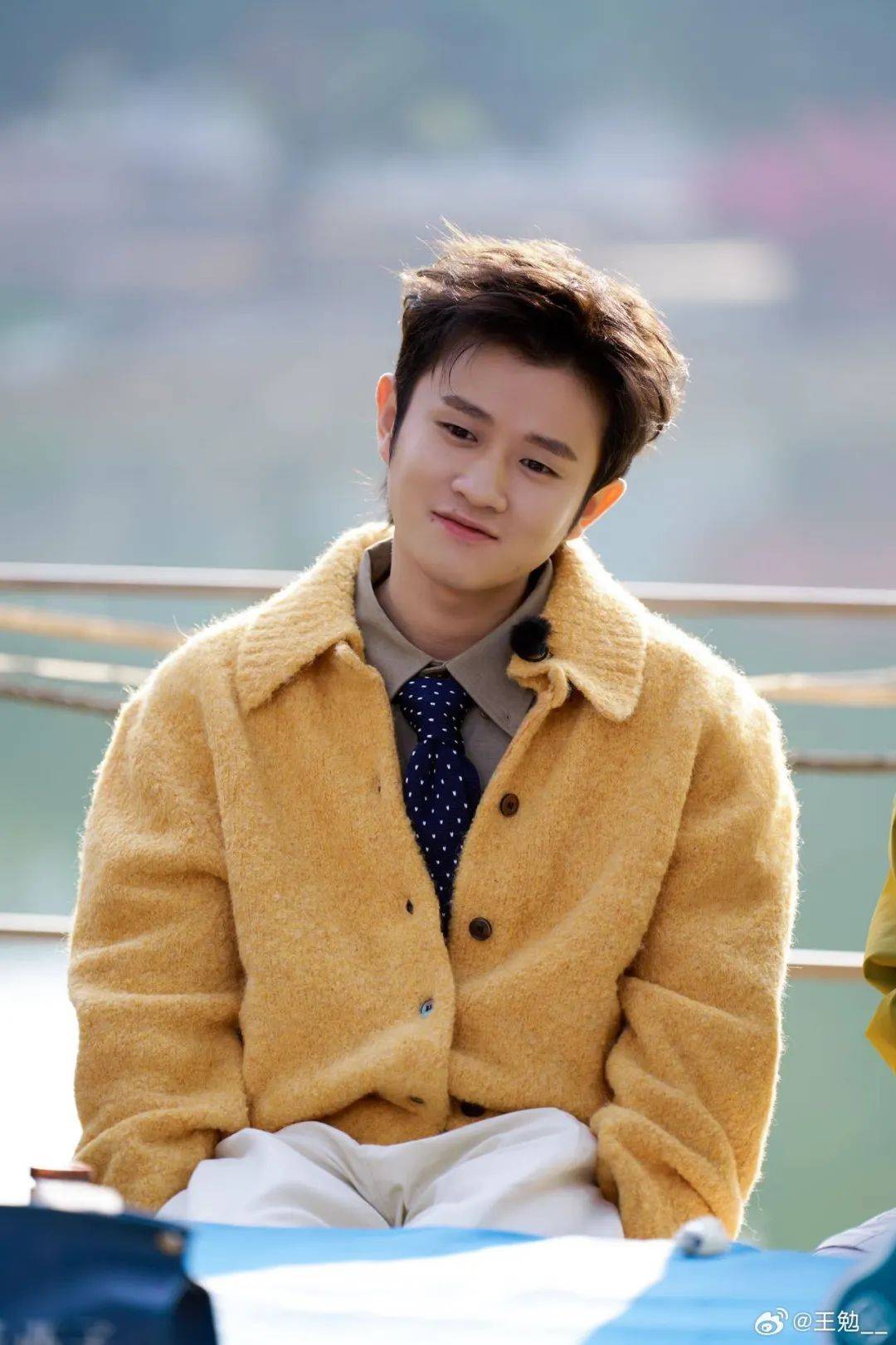 网友韩国街头偶遇王勉和美女逛街引发恋情猜测，登上热搜！陈赫评论区贴脸开大：你和谁逛街？我也想知道