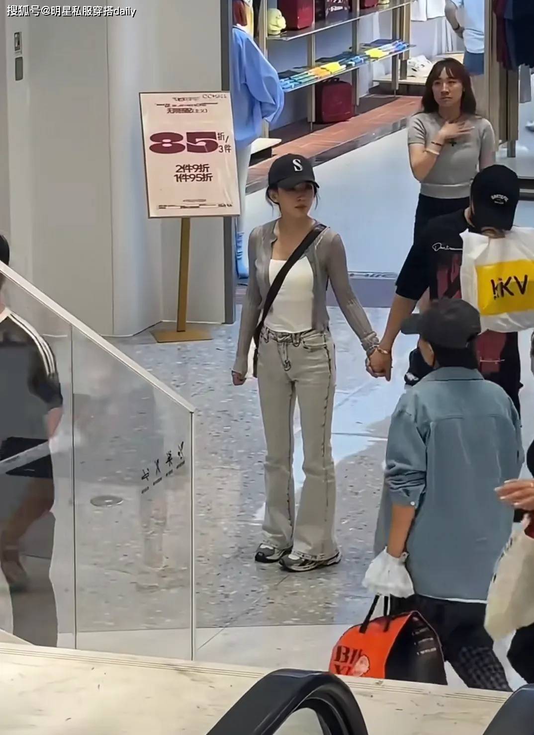 汪峰晒与森林北合照后,被偶遇一起牵手逛街,力破与宁静的绯闻!