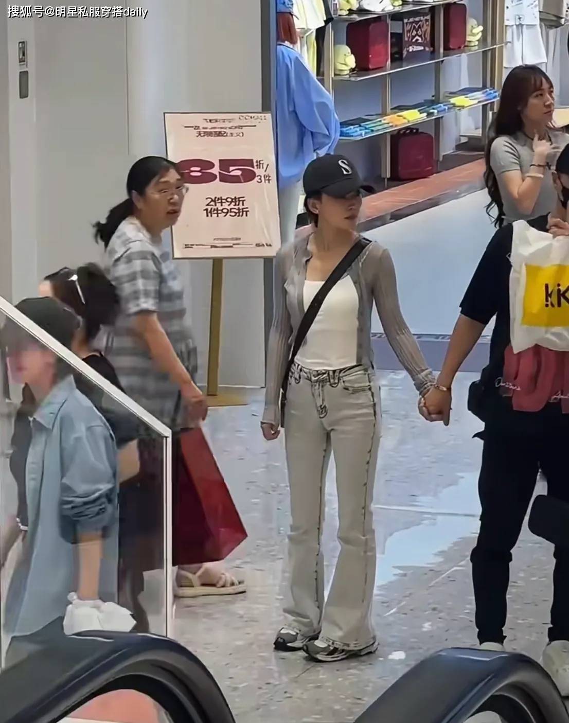 汪峰晒与森林北合照后,被偶遇一起牵手逛街,力破与宁静的绯闻!