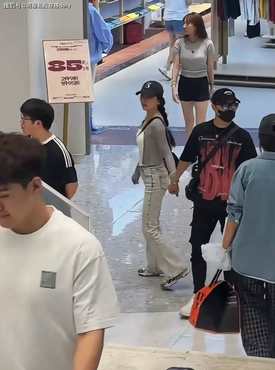 汪峰晒与森林北合照后,被偶遇一起牵手逛街,力破与宁静的绯闻!