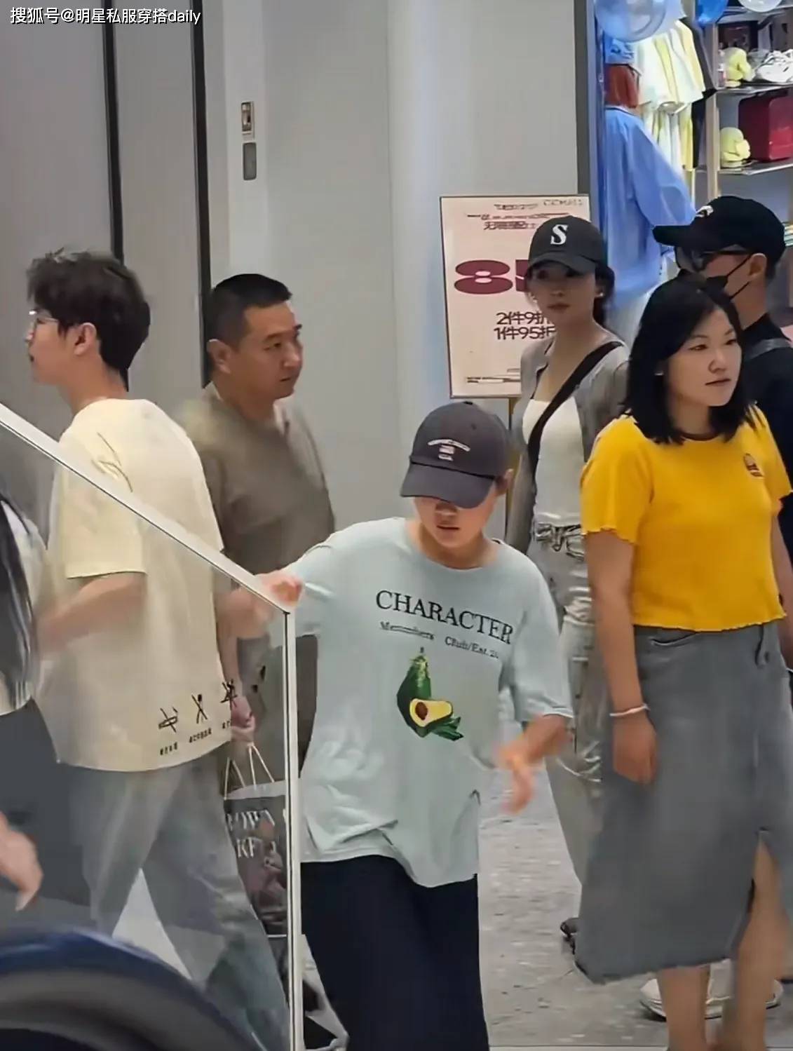 汪峰晒与森林北合照后,被偶遇一起牵手逛街,力破与宁静的绯闻!