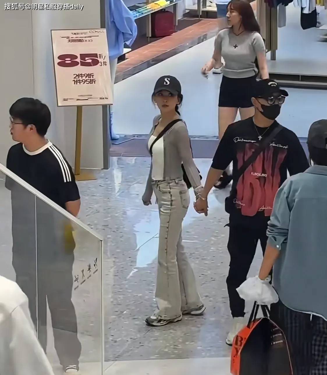 汪峰晒与森林北合照后,被偶遇一起牵手逛街,力破与宁静的绯闻!