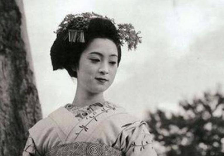 日本花魁：地位比客人还要尊贵，有权力拒绝客人，但28岁必须退休