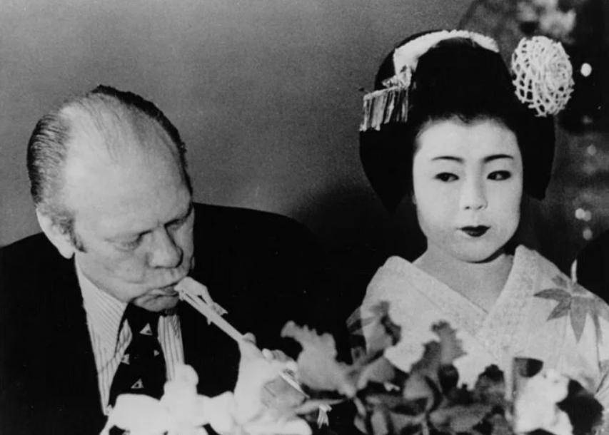 日本花魁：地位比客人还要尊贵，有权力拒绝客人，但28岁必须退休