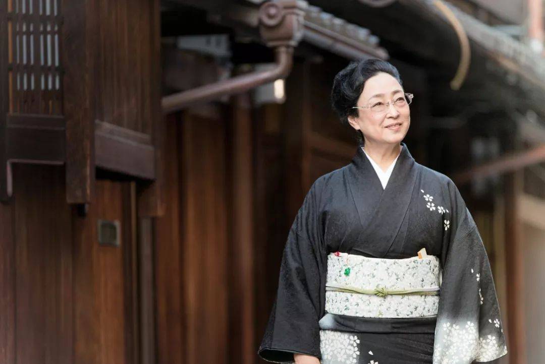 日本花魁：地位比客人还要尊贵，有权力拒绝客人，但28岁必须退休