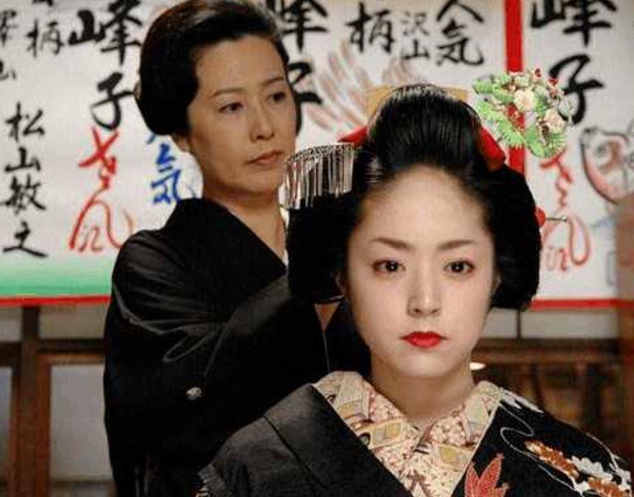 日本花魁：地位比客人还要尊贵，有权力拒绝客人，但28岁必须退休