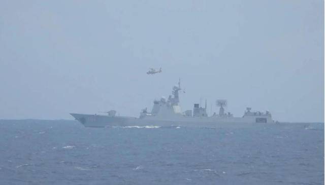 面对菲海警的驱逐,中国侦察船不语,舰载机起飞,直接4个字定性
