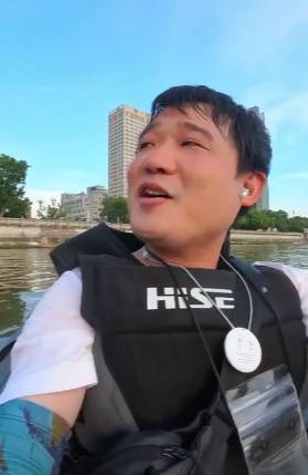 长沙男子突发奇想划船下班,25分钟车程划了3小时,当事人:手累腿麻,不会有下次
