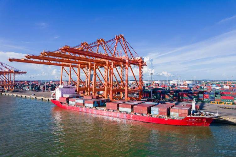 中国加速抛美债，美政府突然下狠手，不许中国人买地，还要没收资产？