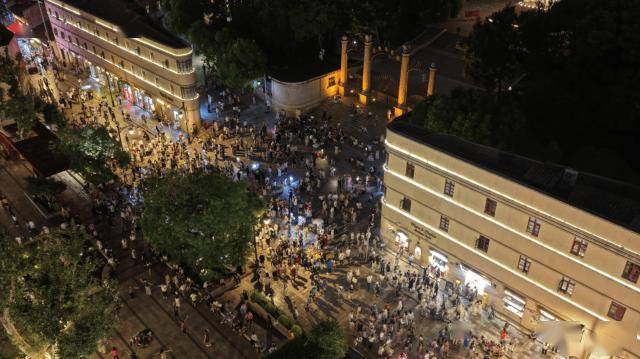 人山人海 20℃的昆明老街挤满了避暑的游客