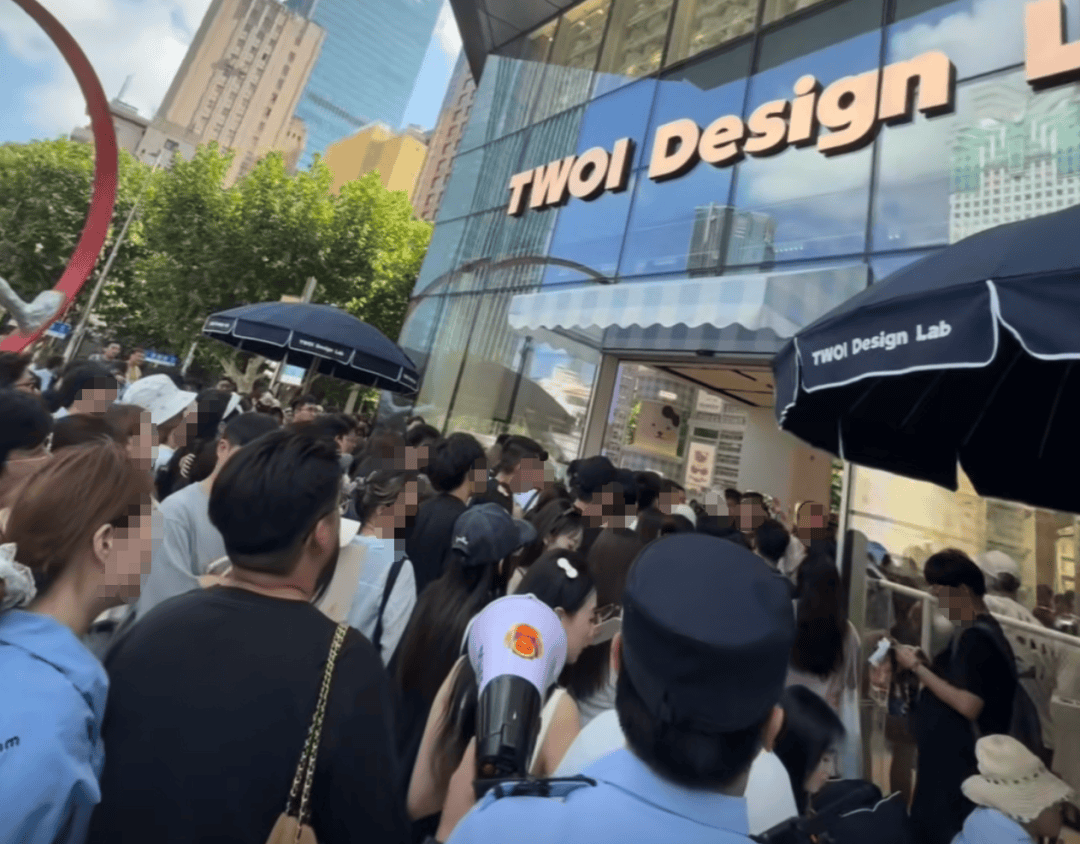 开业第一天就闭店!人多到崩溃,排队超8小时,品牌道歉,补偿方案公布!