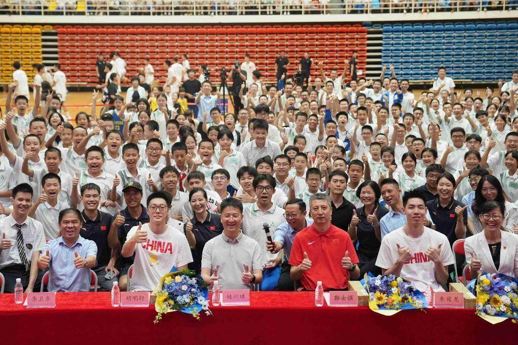 中国男篮主教练郭士强:“没想到华附同学的提问这么专业”