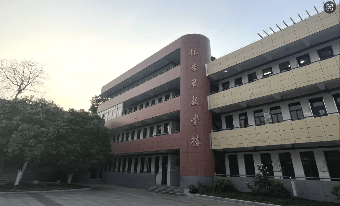 宁波一小学语文老师兼任英语老师引家长质疑，回应：已沟通解决，实际中难免兼任