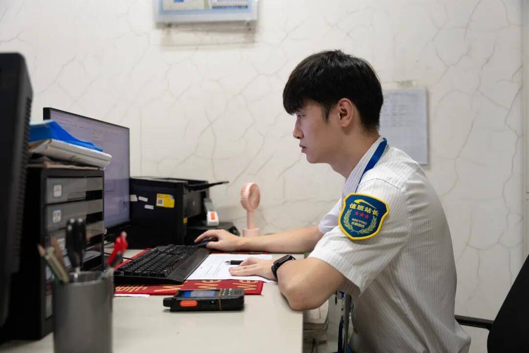 一根牙签“抢”回25万元！一老年乘客手机被“黑”，地铁值班站长紧急取卡