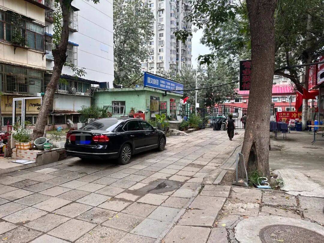 北京一小区电动车充电棚起火！消防车赶到，发现消防通道完全被堵……