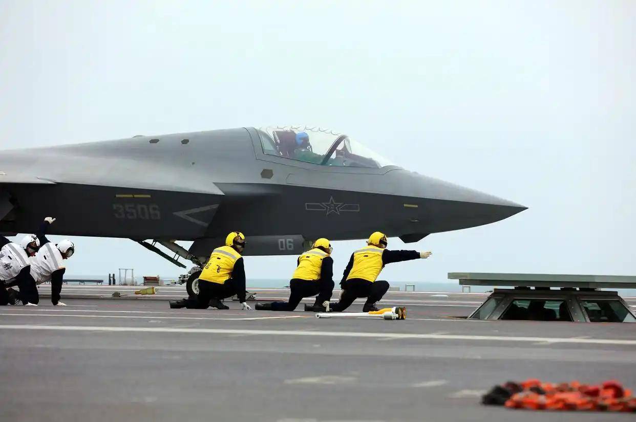 现场高清大图!一起感受舰载机弹射起飞“首秀”震撼瞬间