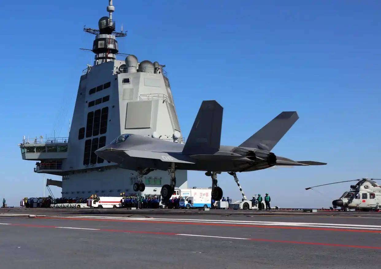 现场高清大图!一起感受舰载机弹射起飞“首秀”震撼瞬间