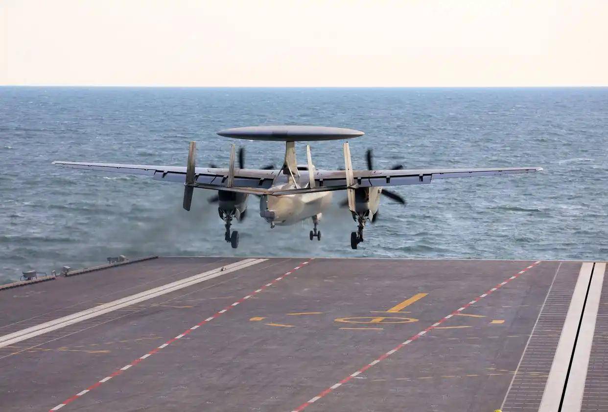 现场高清大图!一起感受舰载机弹射起飞“首秀”震撼瞬间