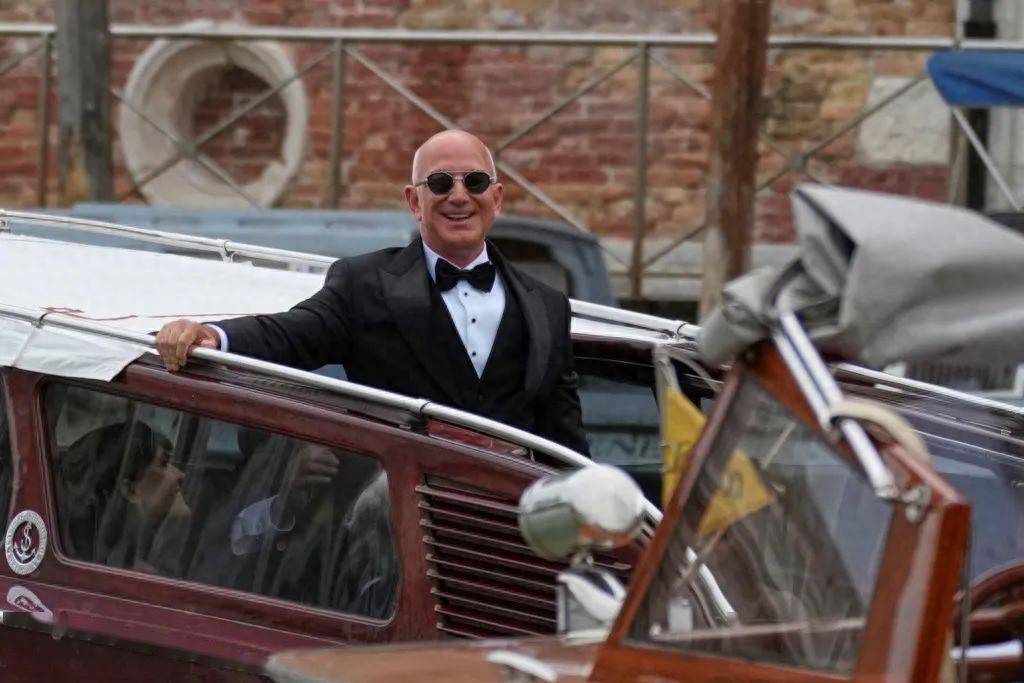 贝索斯财报前抛售亚马逊股票，套现约57亿美元