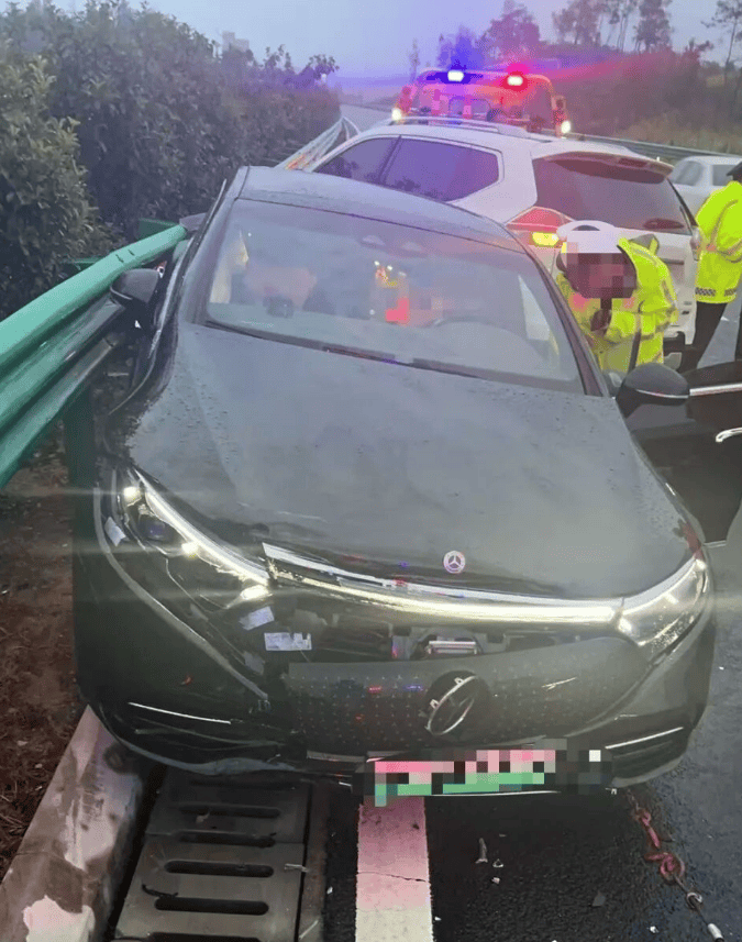 女高管花67万买的奔驰今年投保52万，被严重追尾后几乎报废，对方全责其保司却只赔24万：按二手车市场价评估